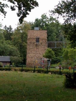 Die Alte Wasserkunst im Klostertierpark Riesa mit Aussichtsplattform .