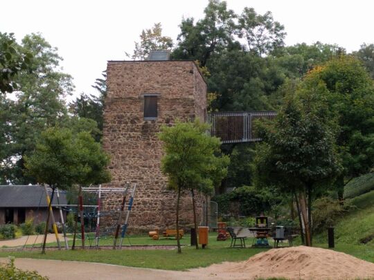 Die Alte Wasserkunst im Klostertierpark Riesa mit Aussichtsplattform .