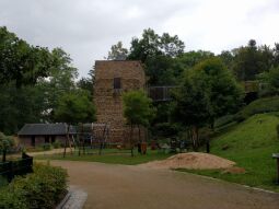 Die Alte Wasserkunst im Klostertierpark Riesa mit Aussichtsplattform .