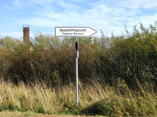 Hinweisschild zum Aussichtspunkt auf der Neuberzdorfer Höhe