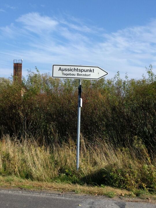 Hinweisschild zum Aussichtspunkt auf der Neuberzdorfer Höhe