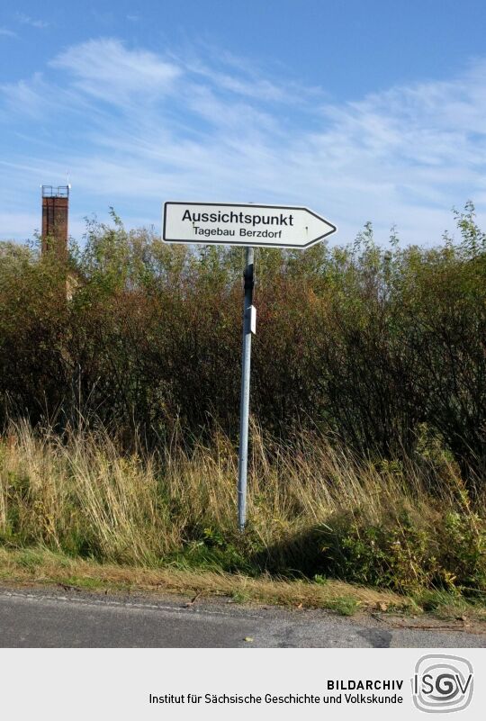 Hinweisschild zum Aussichtspunkt auf der Neuberzdorfer Höhe