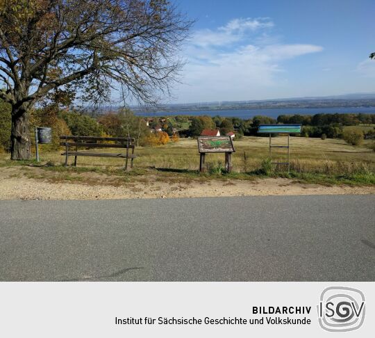 Ein Aussichtspunkt mit Informationstafeln an der Straße nach Jauernick-Buschbach.