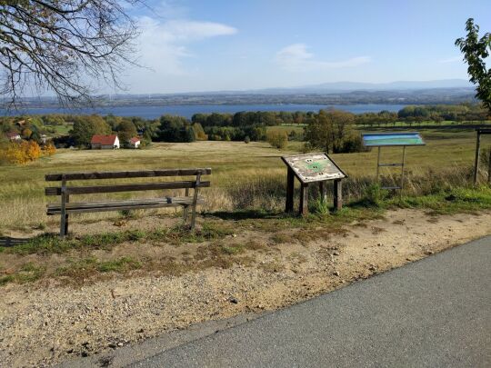 Ein Aussichtspunkt mit Informationstafeln an der Straße nach Jauernick-Buschbach.