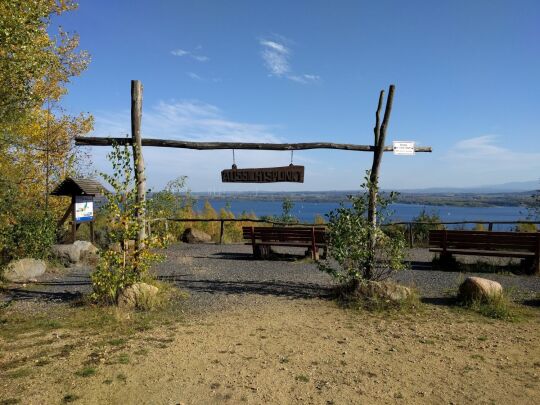 Der von der LMBV angelegte Aussichtspunkt Seeblick Buschbach unterhalb des Aussichtsturms auf der Neuberzdorfer Höhe.