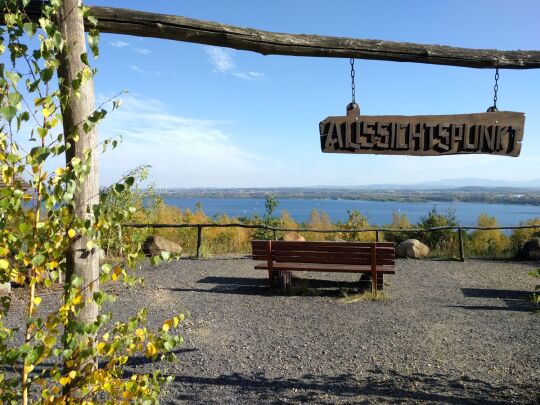 Der von der LMBV angelegte Aussichtspunkt Seeblick Buschbach unterhalb des Aussichtsturms auf der Neuberzdorfer Höhe.