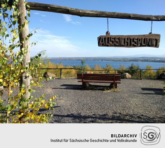 Der von der LMBV angelegte Aussichtspunkt Seeblick Buschbach unterhalb des Aussichtsturms auf der Neuberzdorfer Höhe.