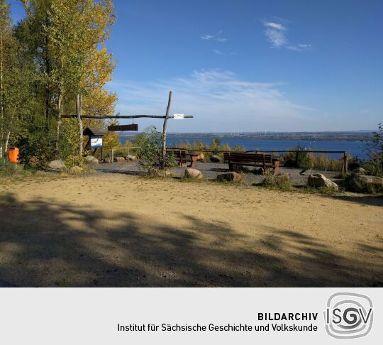 Der von der LMBV angelegte Aussichtspunkt Seeblick Buschbach unterhalb des Aussichtsturms auf der Neuberzdorfer Höhe.