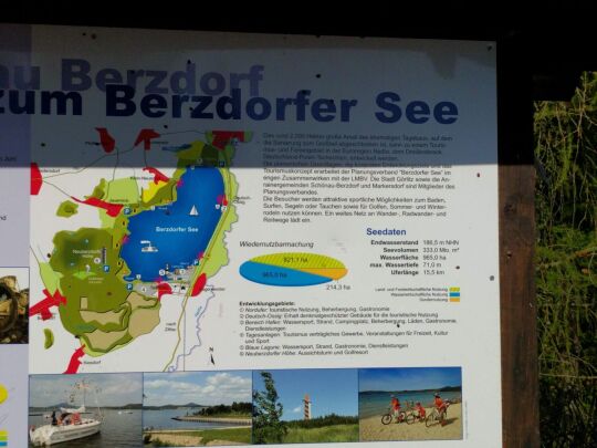 Informationstafeln am Aussichtspunkt Seeblick Buschbach unterhalb des Aussichtsturms auf der Neuberzdorfer Höhe.