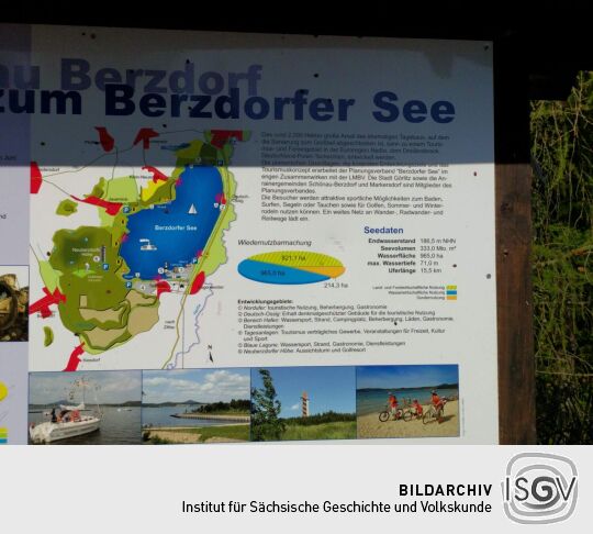 Informationstafeln am Aussichtspunkt Seeblick Buschbach unterhalb des Aussichtsturms auf der Neuberzdorfer Höhe.