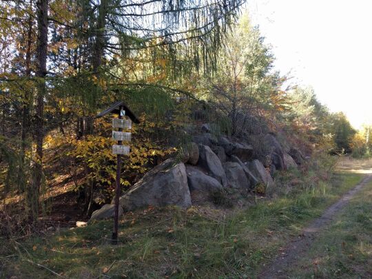 Der Hügel auf dem sich der Aussichtspunkt Oberlausitzblick am Osthang der Neuberzdorfer Höhe befindet.