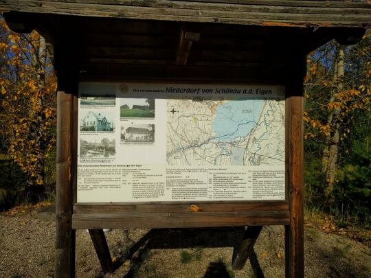 Informationstafel über das verschwundene Niederdorf von Schönau auf dem Eigen am Osthang der Neuberzdorfer Höhe.