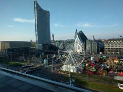 Blick von der Dachterrasse der ehemaligen Hauptpost in Leipzig, die heute zu einer Gaststätte gehört.