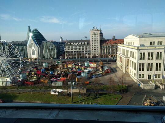 Blick von der Dachterrasse der ehemaligen Hauptpost in Leipzig, die heute zu einer Gaststätte gehört.