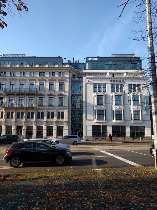 Blick auf das Hotel Innside im Leipziger Zentrum mit der Bar Cabana auf der Dachterrasse.