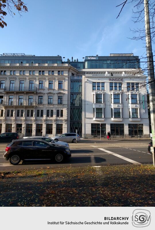 Blick auf das Hotel Innside im Leipziger Zentrum mit der Bar Cabana auf der Dachterrasse.