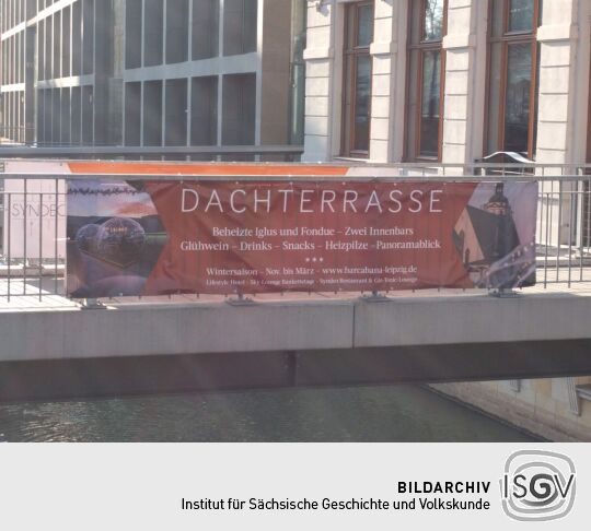 Werbung für die Bar Cabana auf der Dachterrasse des Hotels Innside im Leipziger Zentrum.