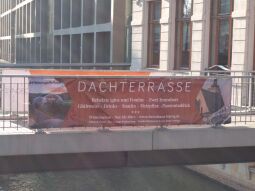 Werbung für die Bar Cabana auf der Dachterrasse des Hotels Innside im Leipziger Zentrum.