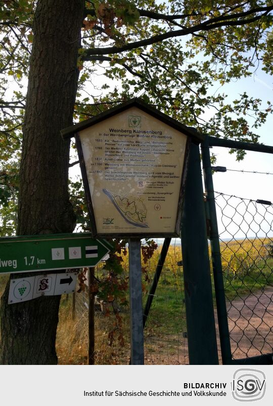 Eine Infotafel zur Weinlage Meißner Klausenberg im Spaargebirge.