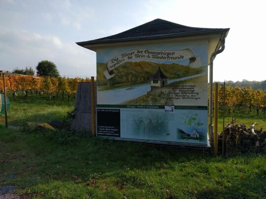 Gebäude des Weinguts Steffen Schabehorn mit einer touristischen Infotafel.