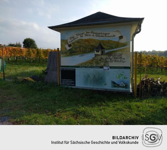 Gebäude des Weinguts Steffen Schabehorn mit einer touristischen Infotafel.