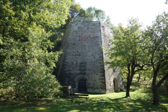 Der historische Kalkofen in Maxen mit der 2004 eingerichteten Aussichtsplattform.