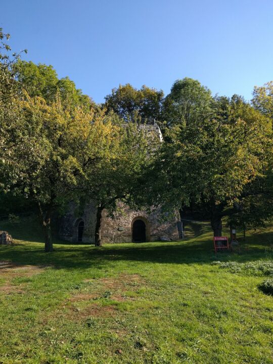 Der historische Kalkofen in Maxen mit der 2004 eingerichteten Aussichtsplattform.