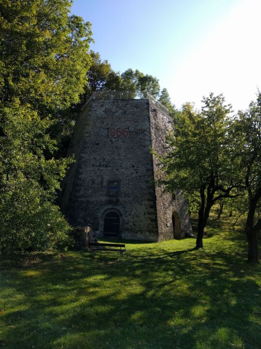 Der historische Kalkofen in Maxen mit der 2004 eingerichteten Aussichtsplattform.