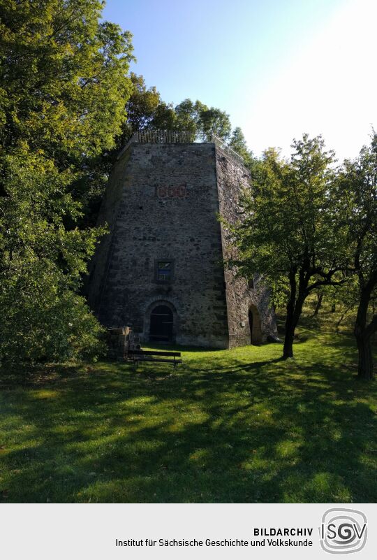 Der historische Kalkofen in Maxen mit der 2004 eingerichteten Aussichtsplattform.