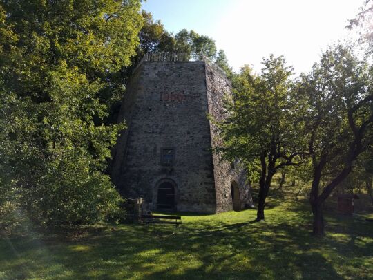 Der historische Kalkofen in Maxen mit der 2004 eingerichteten Aussichtsplattform.