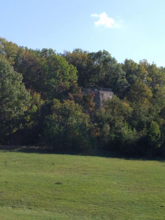 Der historische Kalkofen in Maxen mit der 2004 eingerichteten Aussichtsplattform.