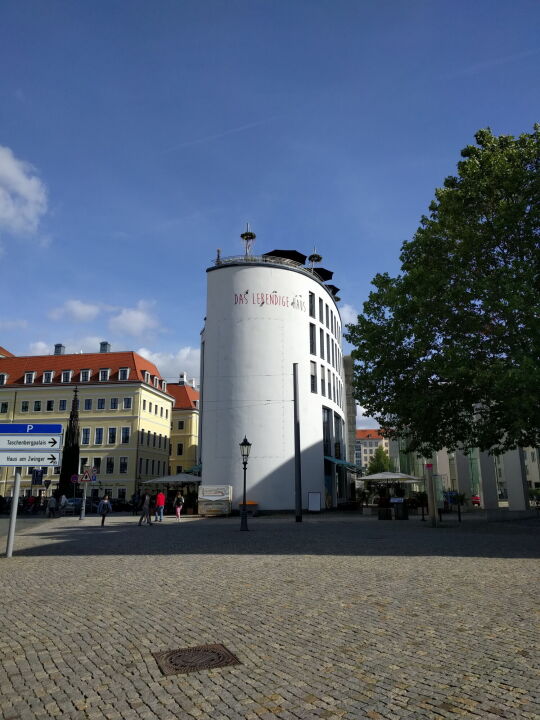 Das Lebendige Haus Dresden am Postplatz.