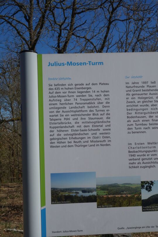 Infotafel zur Geschichte des Julius-Mosen-Turm auf dem Eisenberg bei Jocketa.