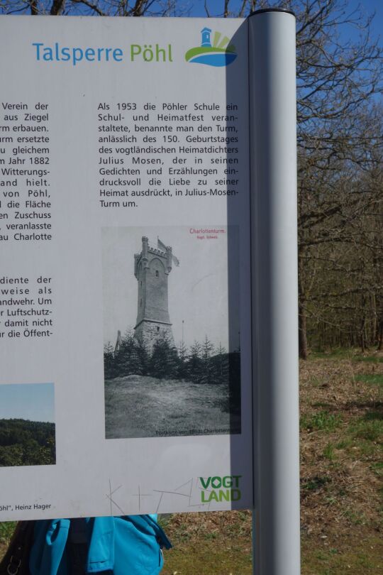 Infotafel zur Geschichte des Julius-Mosen-Turm auf dem Eisenberg bei Jocketa.