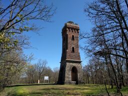 Der Julius-Mosen-Turm auf dem Eisenberg bei Jocketa.