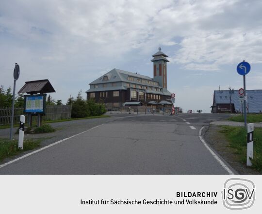 Hotel und Gaststätte mit Aussichtsturm auf dem Fichtelberg bei Oberwiesenthal.