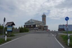 Hotel und Gaststätte mit Aussichtsturm auf dem Fichtelberg bei Oberwiesenthal.