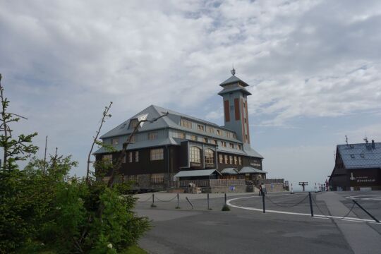 Hotel und Gaststätte mit Aussichtsturm auf dem Fichtelberg bei Oberwiesenthal.