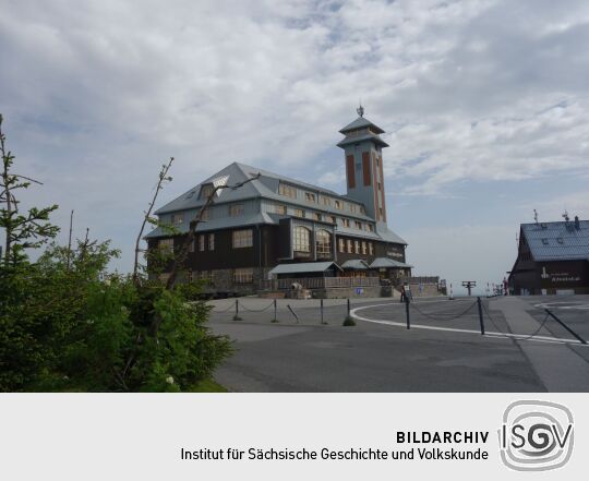 Hotel und Gaststätte mit Aussichtsturm auf dem Fichtelberg bei Oberwiesenthal.