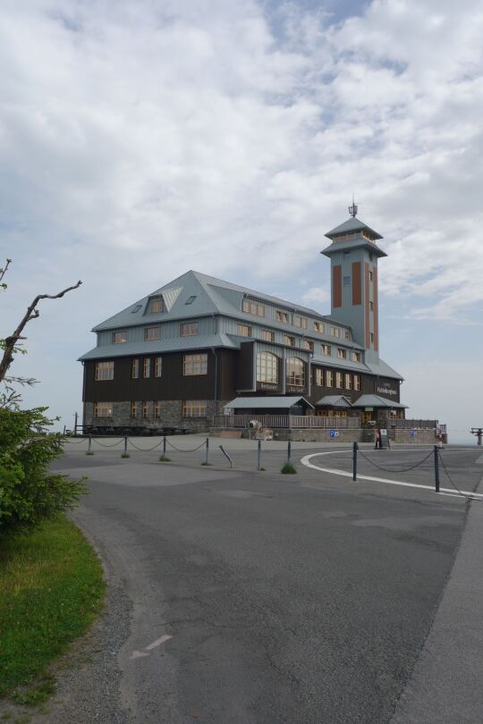 Hotel und Gaststätte mit Aussichtsturm auf dem Fichtelberg bei Oberwiesenthal.