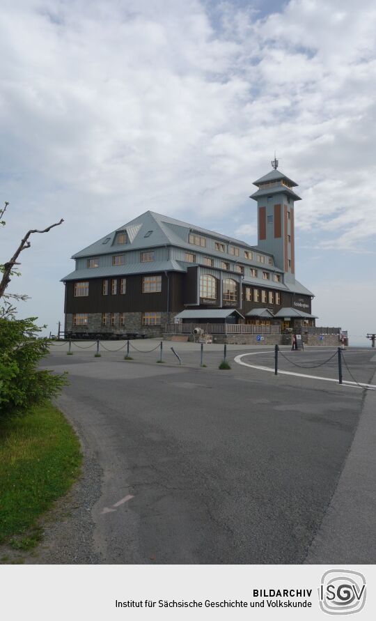 Hotel und Gaststätte mit Aussichtsturm auf dem Fichtelberg bei Oberwiesenthal.