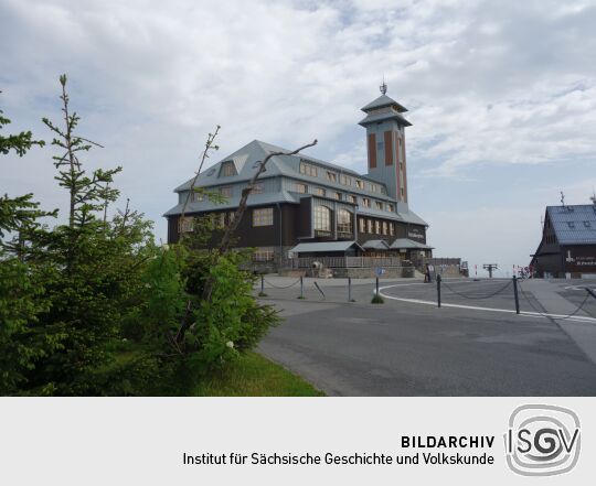 Hotel und Gaststätte mit Aussichtsturm auf dem Fichtelberg bei Oberwiesenthal.