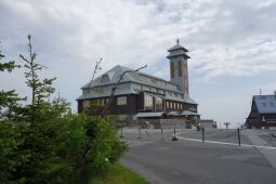 Hotel und Gaststätte mit Aussichtsturm auf dem Fichtelberg bei Oberwiesenthal.