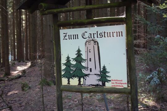 Eine Infotafel auf dem Weg zum Carlsturm in Bad Reiboldsgrün.