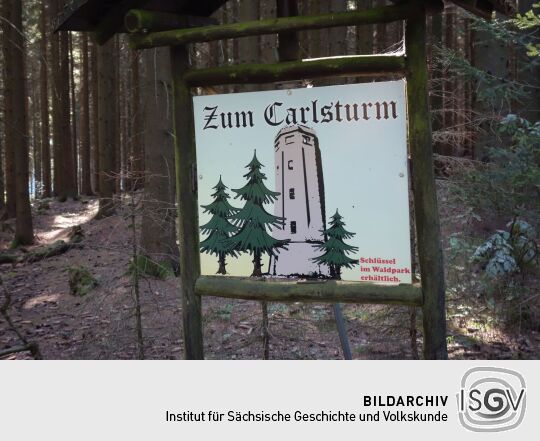 Eine Infotafel auf dem Weg zum Carlsturm in Bad Reiboldsgrün.