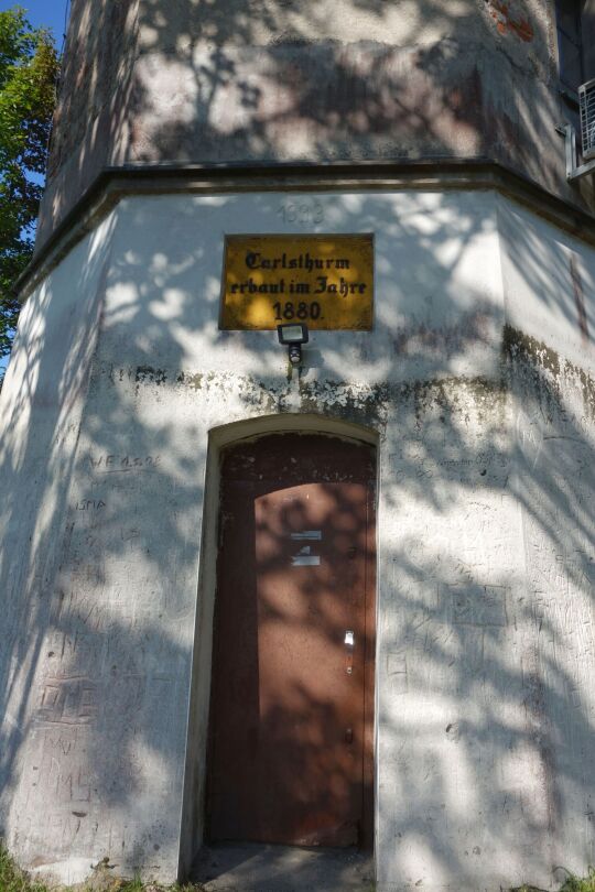 Die Eingangstür zum Carlsturm in Bad Reiboldsgrün.