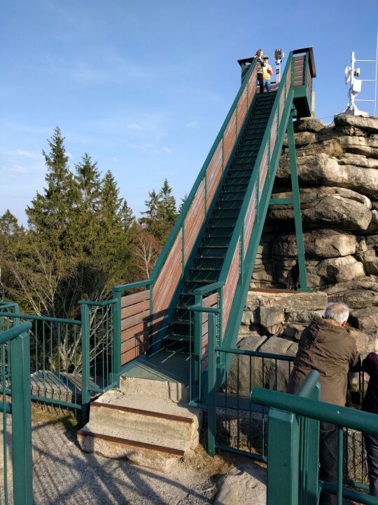 Die Plattform über dem Aussichtsfelsen der Greifensteine bei Ehrenfriedersdorf.