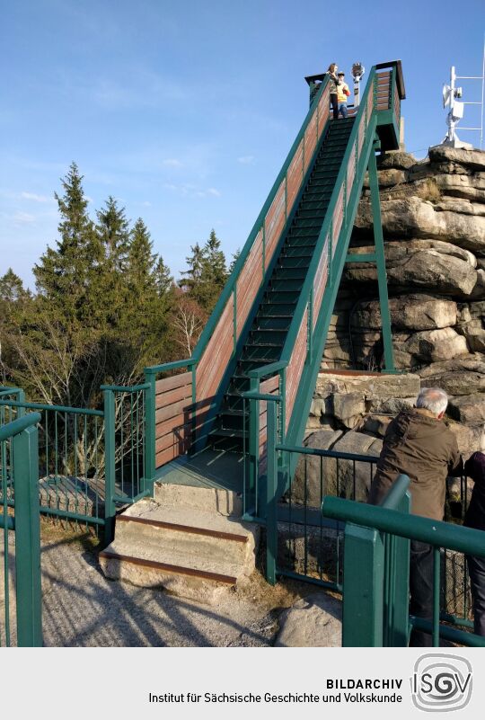 Die Plattform über dem Aussichtsfelsen der Greifensteine bei Ehrenfriedersdorf.