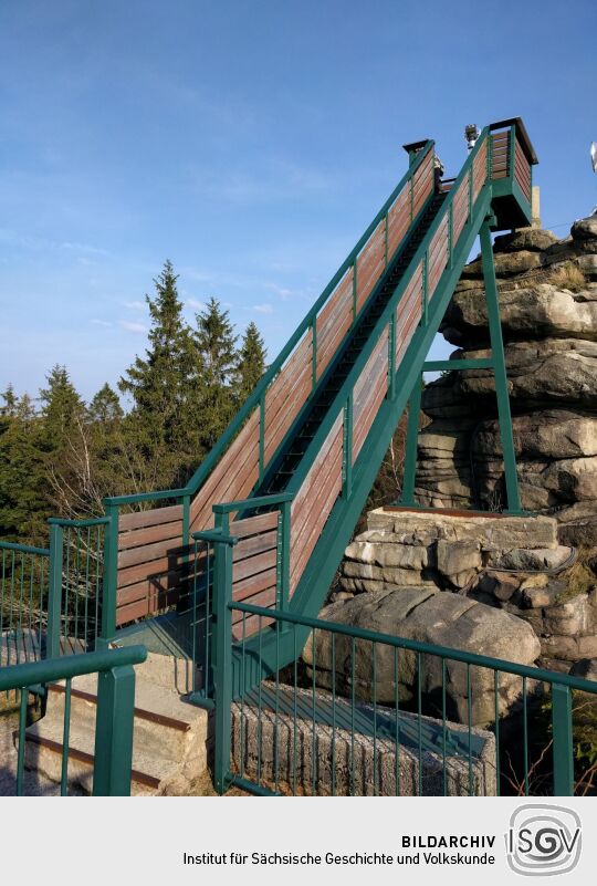 Die Plattform über dem Aussichtsfelsen der Greifensteine bei Ehrenfriedersdorf.