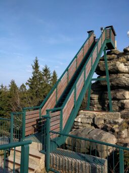 Die Plattform über dem Aussichtsfelsen der Greifensteine bei Ehrenfriedersdorf.